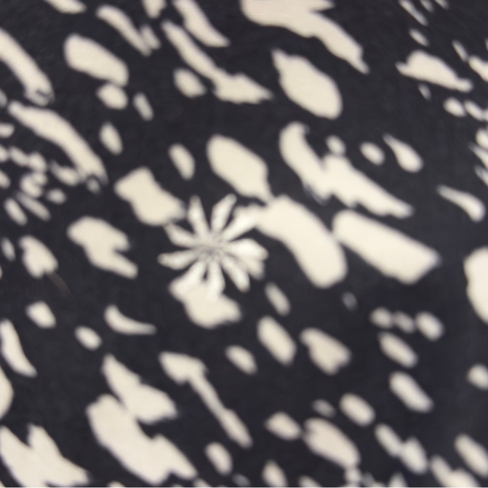 ATHLETA salutation stash 7/8 black and White Patterned Leggings - Picture 4 of 6